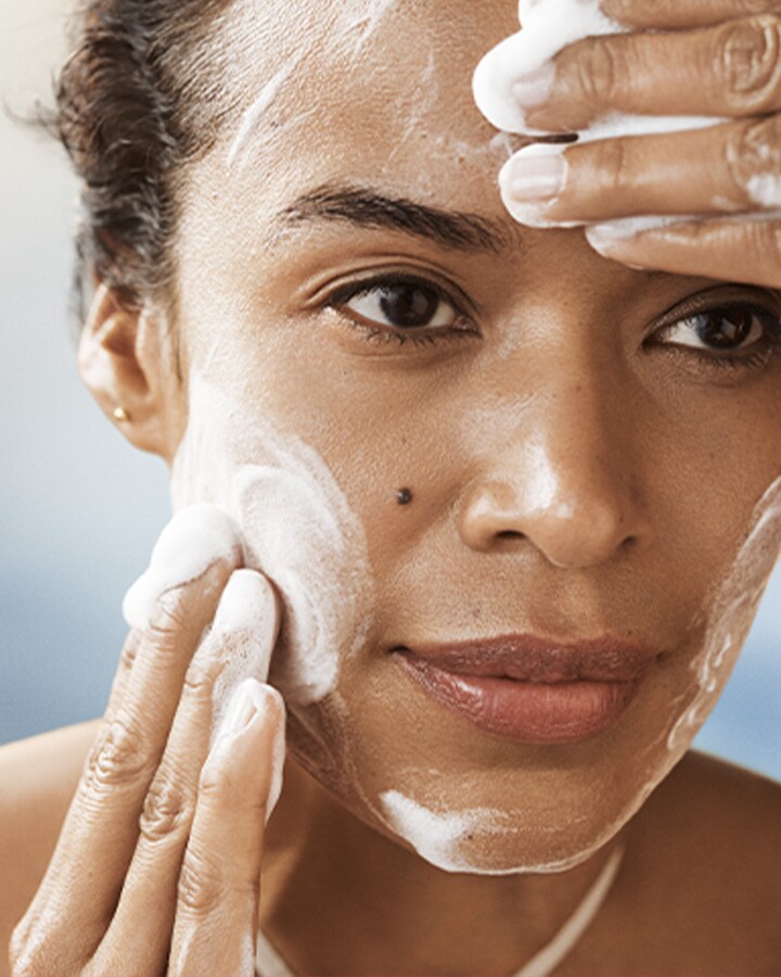 The Essence Foaming Cleanser Delicate foam, gently polishes, 30ml